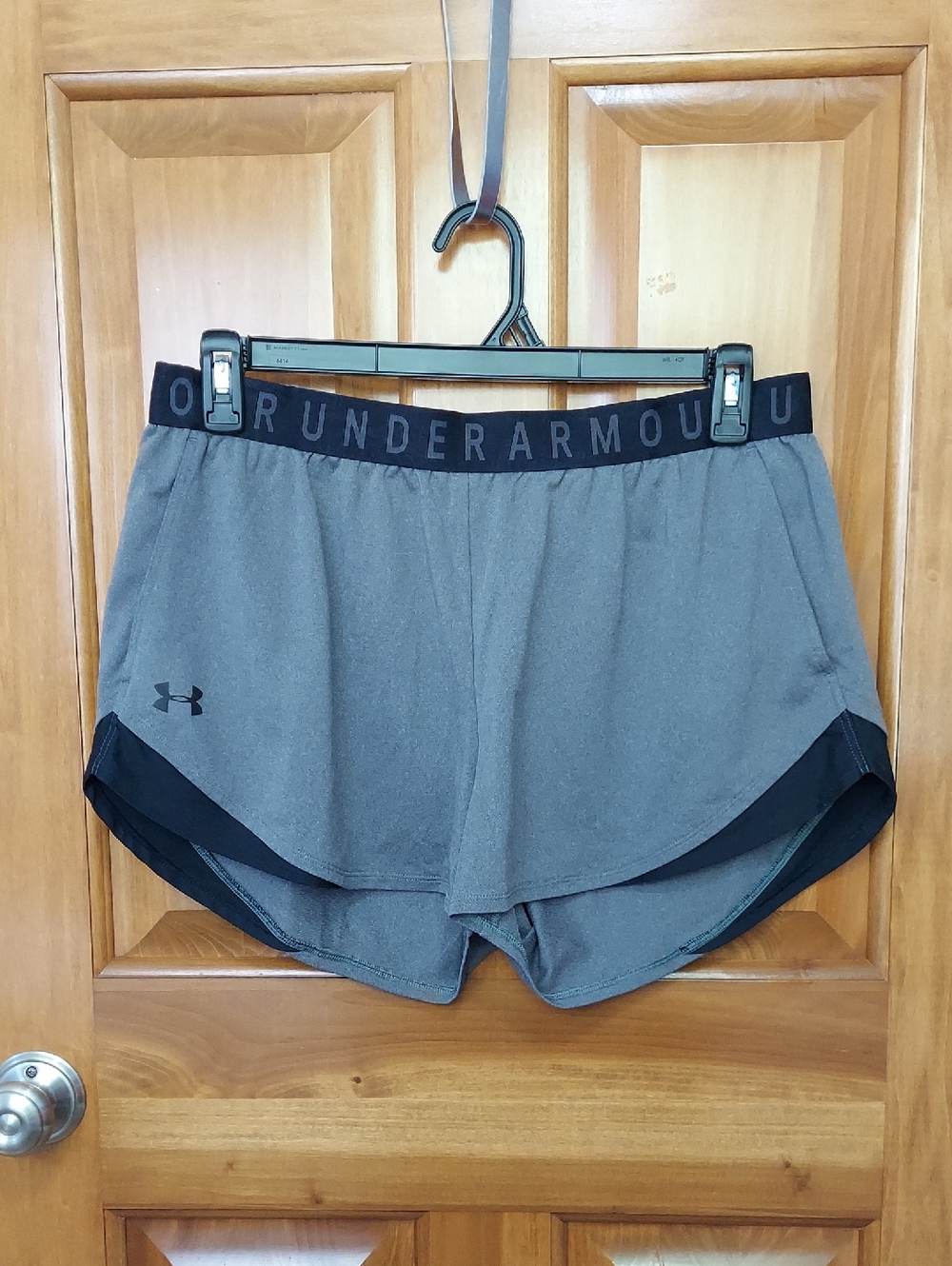 Under Armour Women's Heatgear Black & Gray Athletic Shorts Size XL, Like New